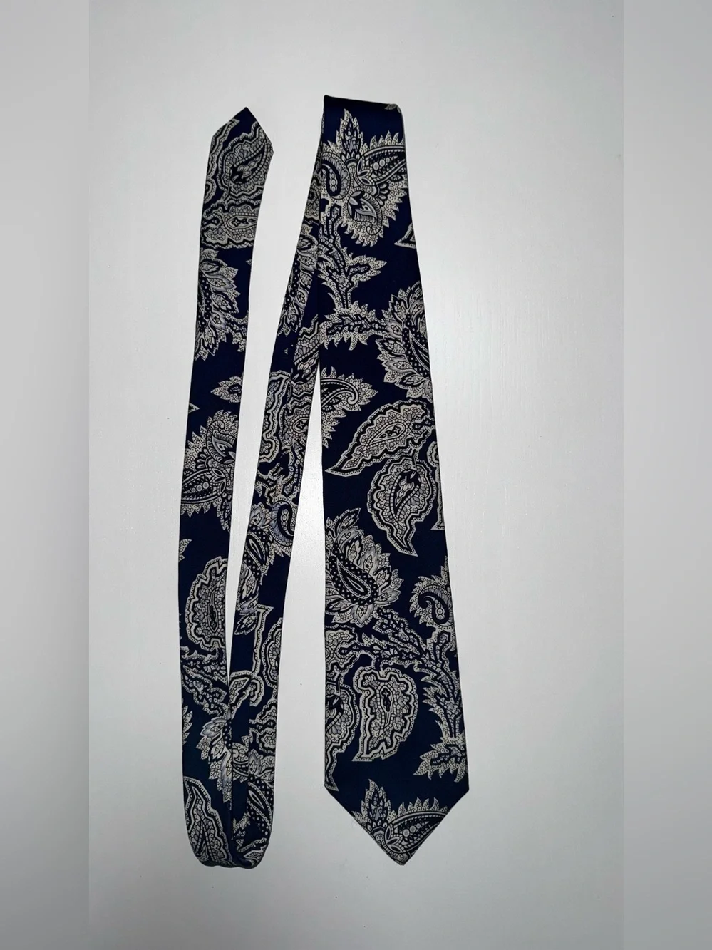 Claiborne Men’s Woven Silk Paisley Tie Blue White Classic Logo Accent